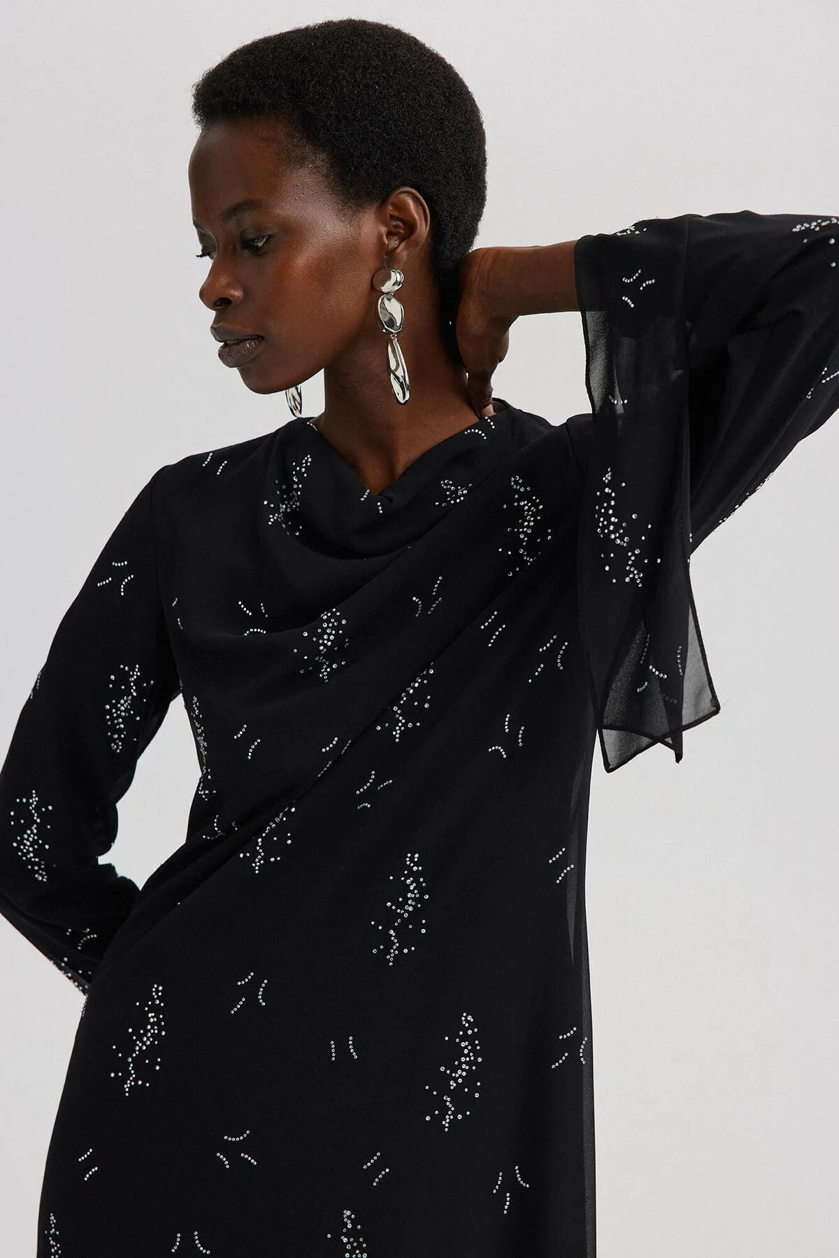 Touché Privé  CHIFFONKLEID MIT STEINSTICKEREI