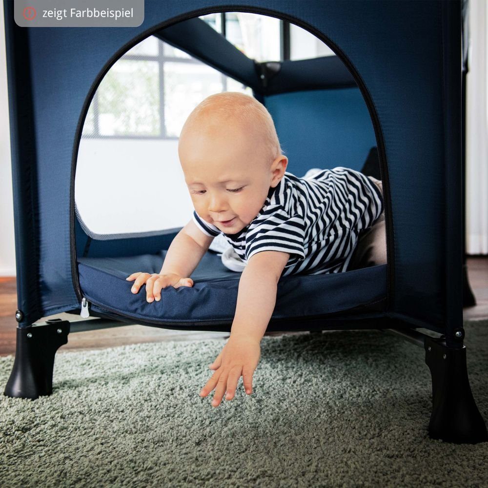 Hauck Baby-Reisebett Dream'n Play Plus - Grey, 3-tlg., Kinderreisebett mit Reisebett Matratze, Moskitonetz Tasche & Einstieg