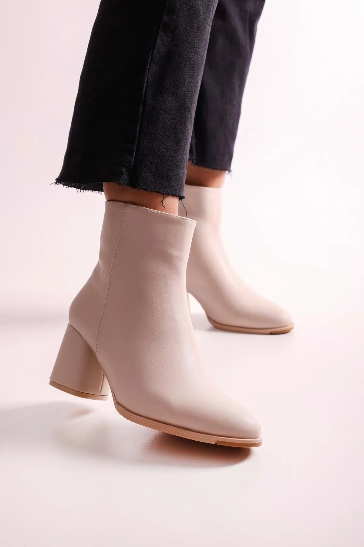 Shoeberry  Haylee Beige Skin Damenstiefel mit Absatz Beige Skin