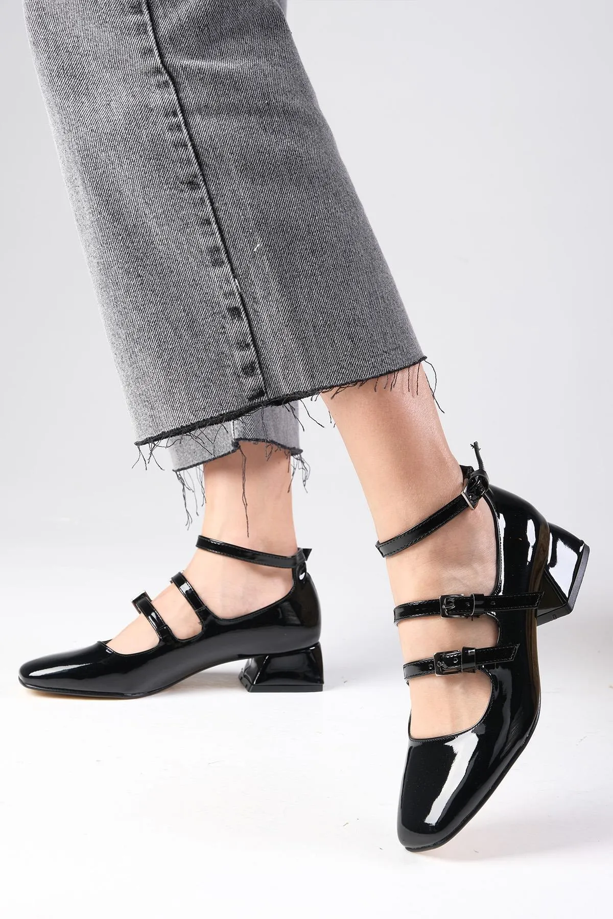 Mio Gusto  Baylee Damen-Schuhe mit kurzem Absatz aus schwarzem Lackleder mit 3 Streifen und stumpfer Zehenpartie