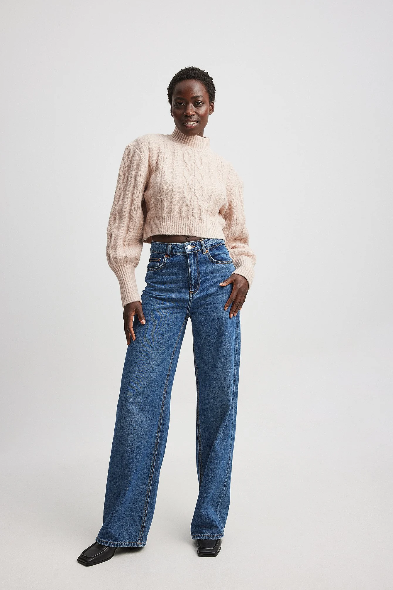 Kurzer Strickpullover mit Zopfmuster