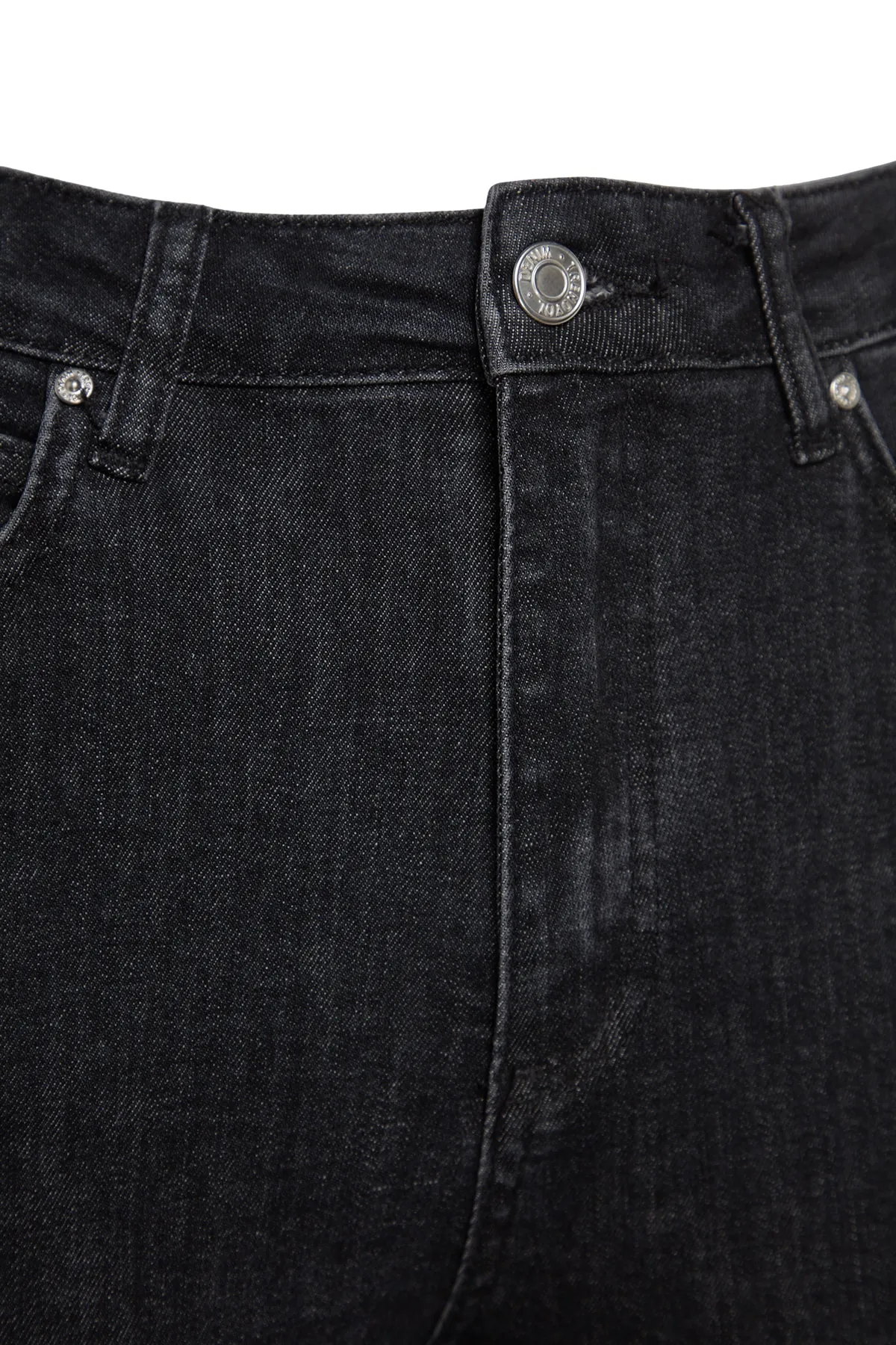 Trendyol Collection  Schwarze Röhrenjeans mit normaler Taille TWOAW24JE00067