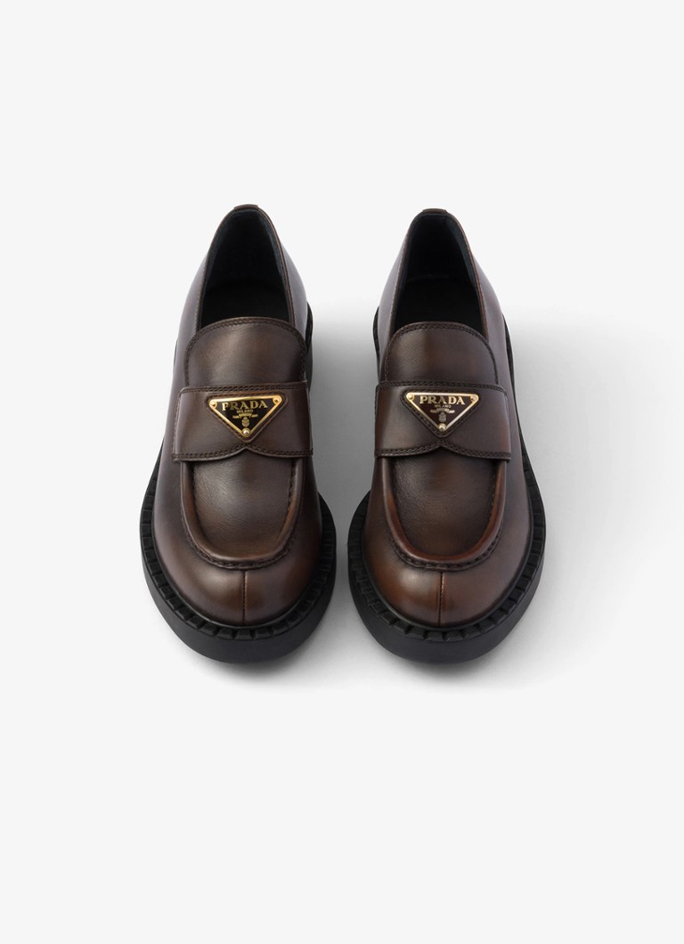 Mocasini Prada din piele de culoarea ciocolatei.