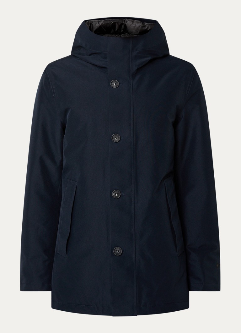 Parka matlasată Woolrich GTX cu umplutură de puf și buzunare laterale.