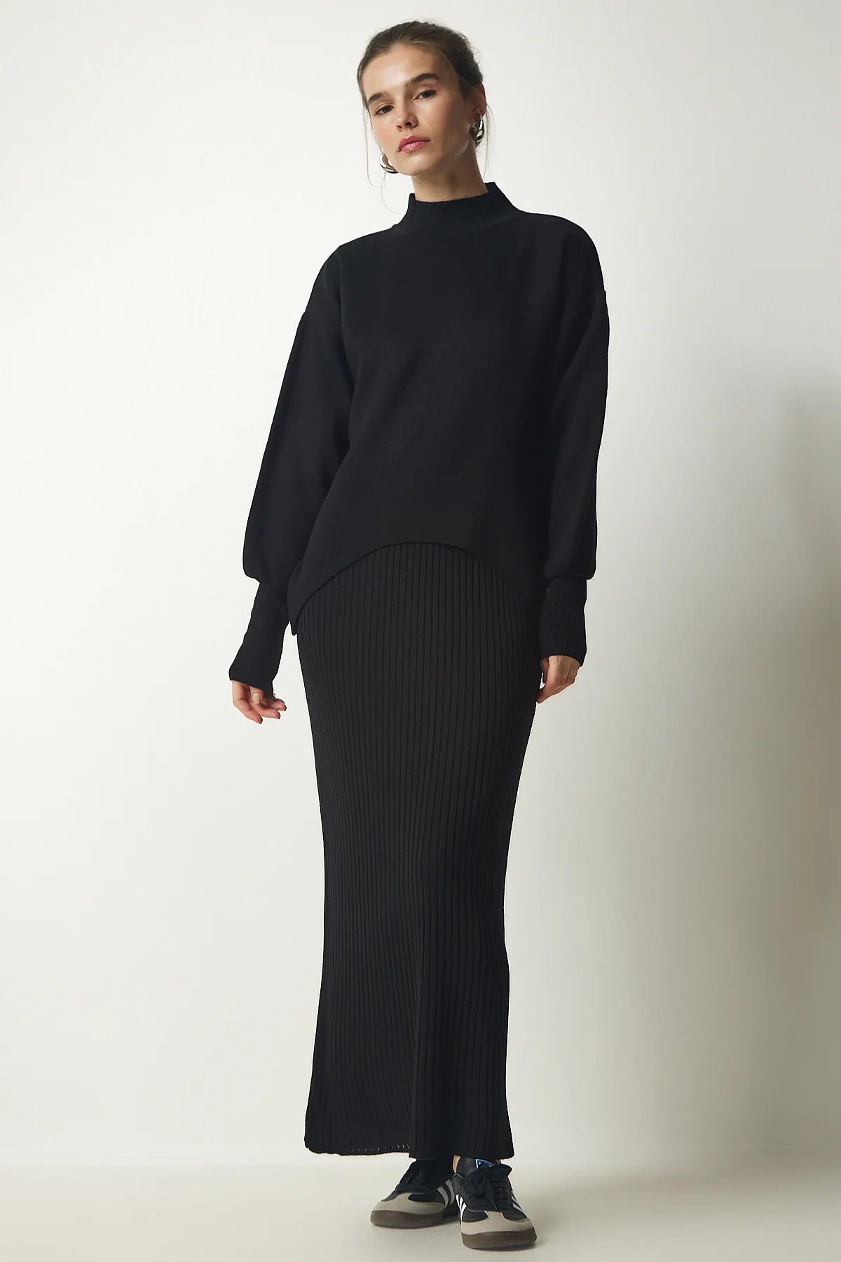 Happiness İstanbul  Schwarzes Sweatshirtkleid aus Rippstrick für Damen KG00006