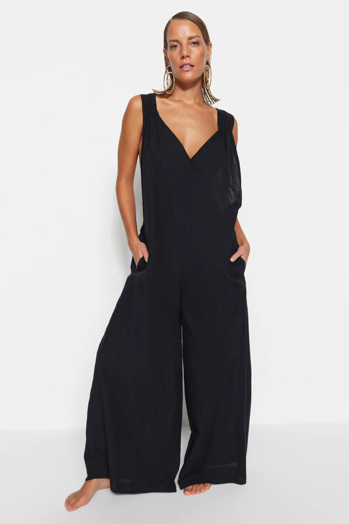 Trendyol Collection  Schwarzer, gewebter, geraffter Overall aus 100 % Baumwolle TBESS21TU0269