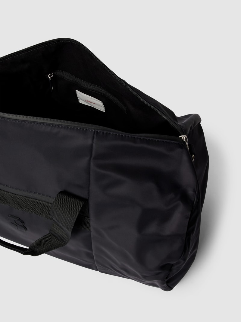 Sporttasche mit Label-Applikation in schwarz