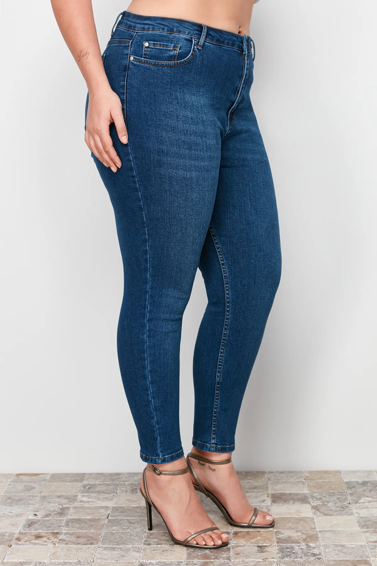 Trendyol Curve  Hellblaue, dehnbare Skinny-Jeans mit hoher Taille TBBAW23CJ00032