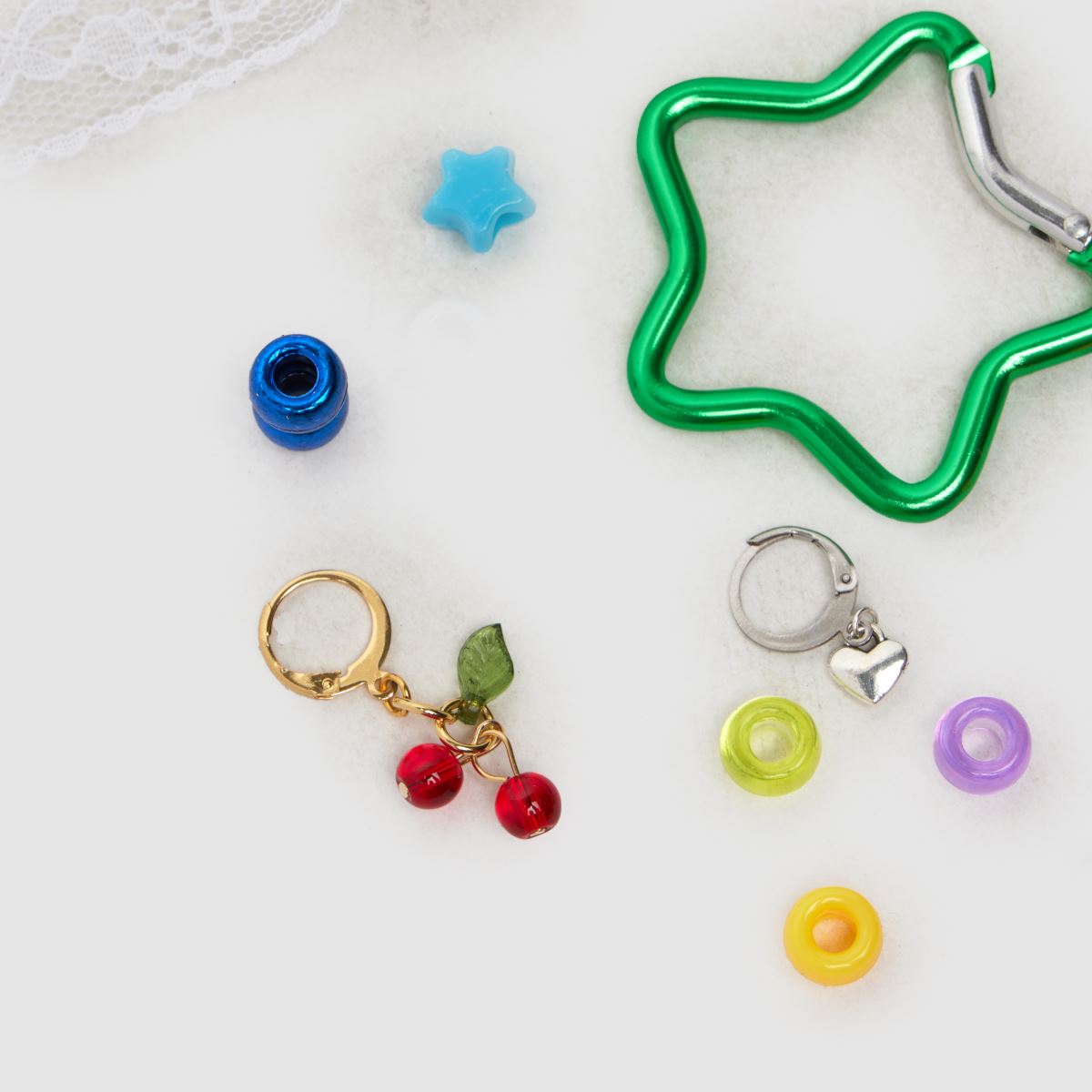 BEADS BY EDIE többféle színű, gyöngyös csipkés medálos táska