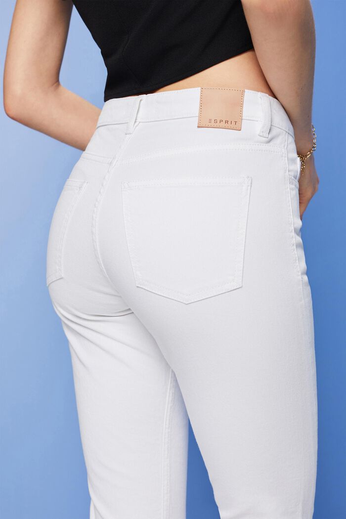 Verkürzte Stretch-Jeans mit Saumschlitzen