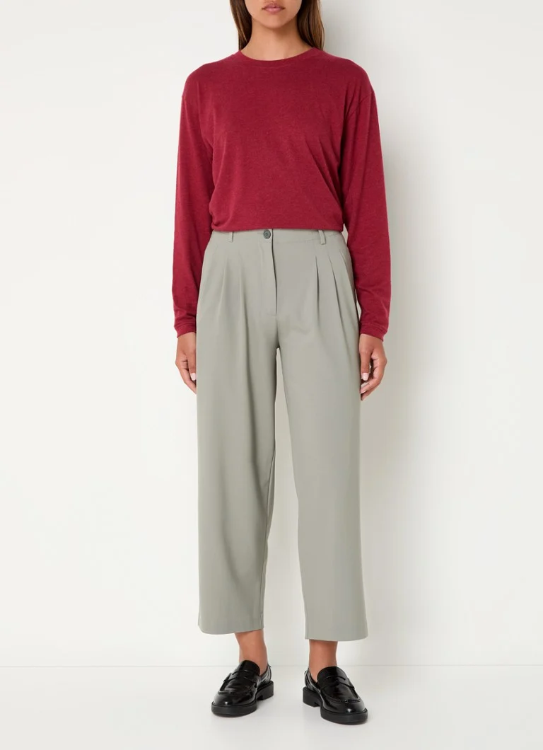 Pantaloni vintage americani din catifea reiată, cu talie înaltă și picior larg.