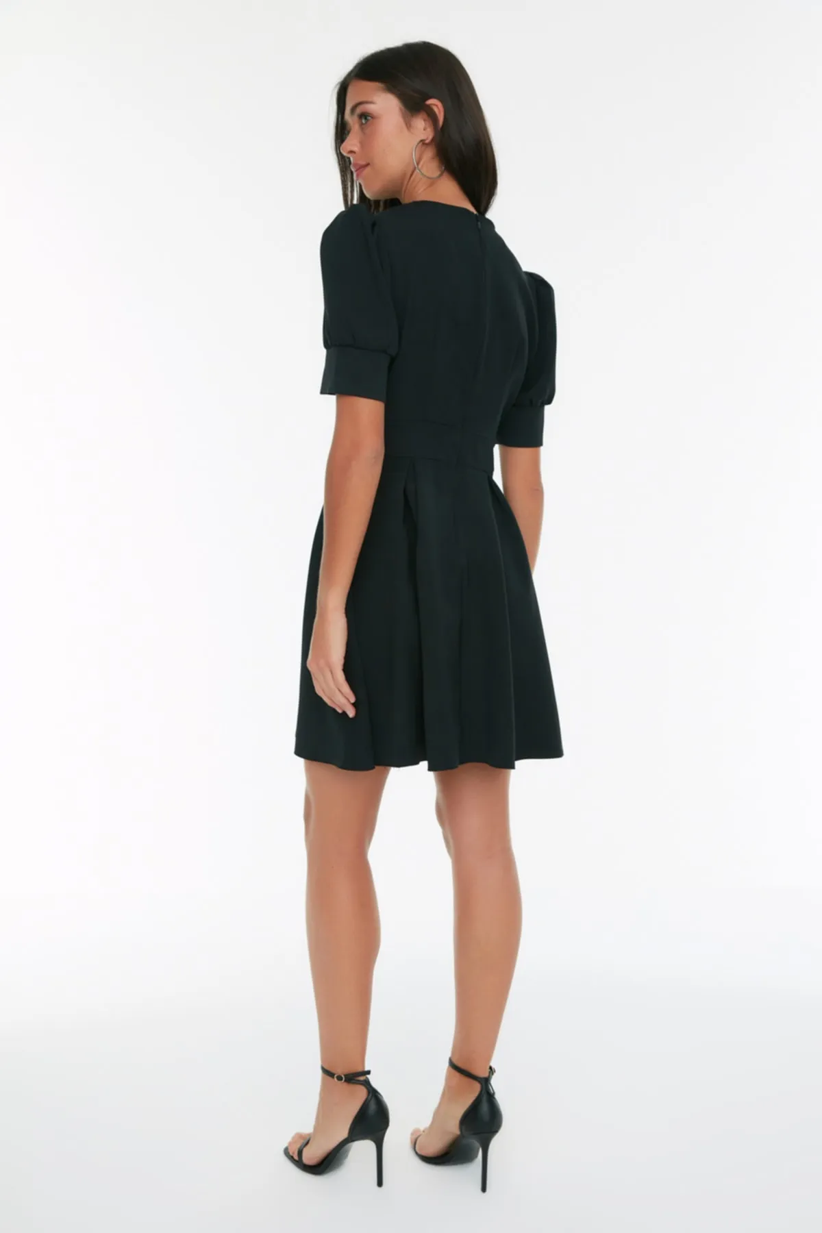 Trendyol Collection  Schwarzes Minikleid mit Taillenöffnung, gefüttert, zweireihig, plissiert, gewebtes Kleid mit Kragen TWOSS20EL1639