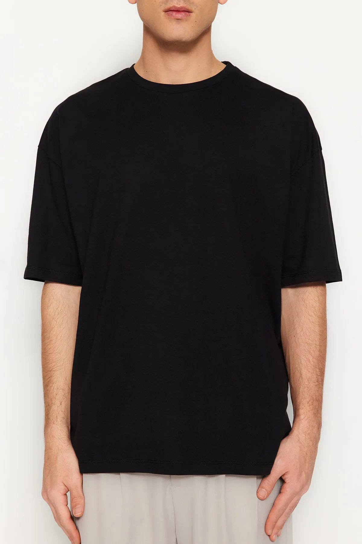 Trendyol Collection  Schwarzes Oversize-Kurzarm-T-Shirt mit Rundhalsausschnitt TMNSS23TS00151