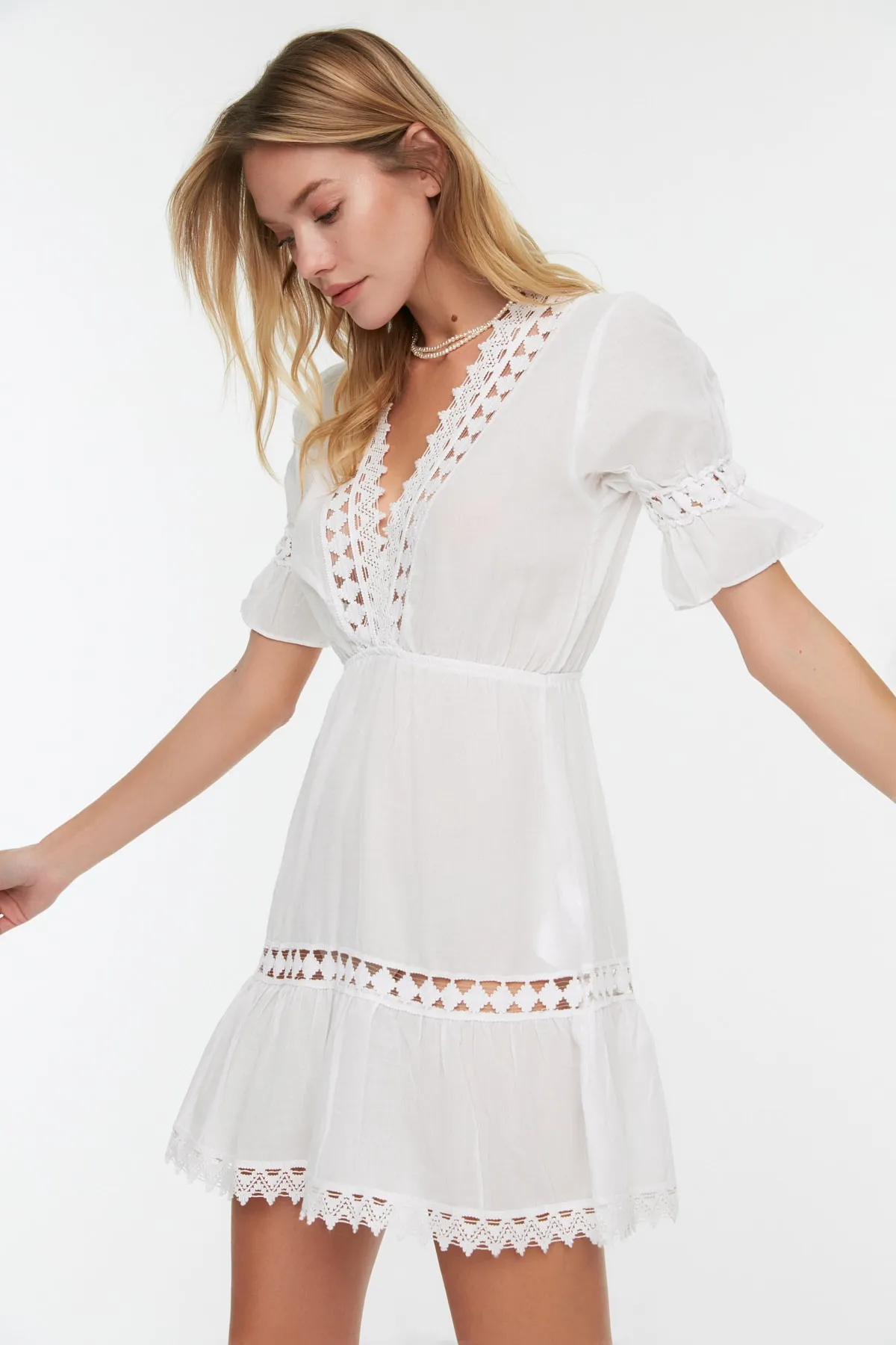 Trendyol Collection  Weißes, mit Spitze gestreiftes Strandkleid TBESS21EL4116