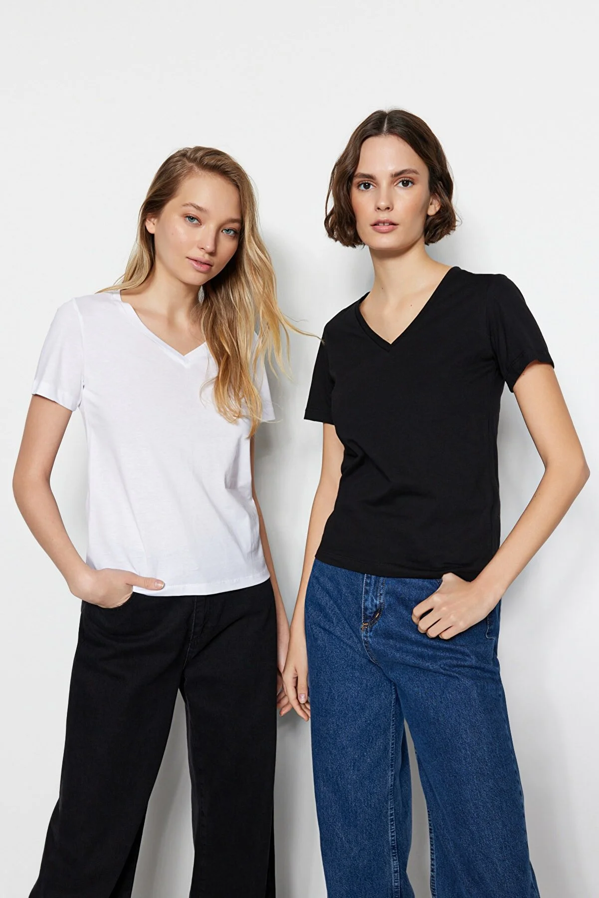 Trendyol Collection  Schwarz-weißes Basic-Strick-T-Shirt mit V-Ausschnitt im 2er-Pack aus 100 % Baumwolle TWOSS23TS00002
