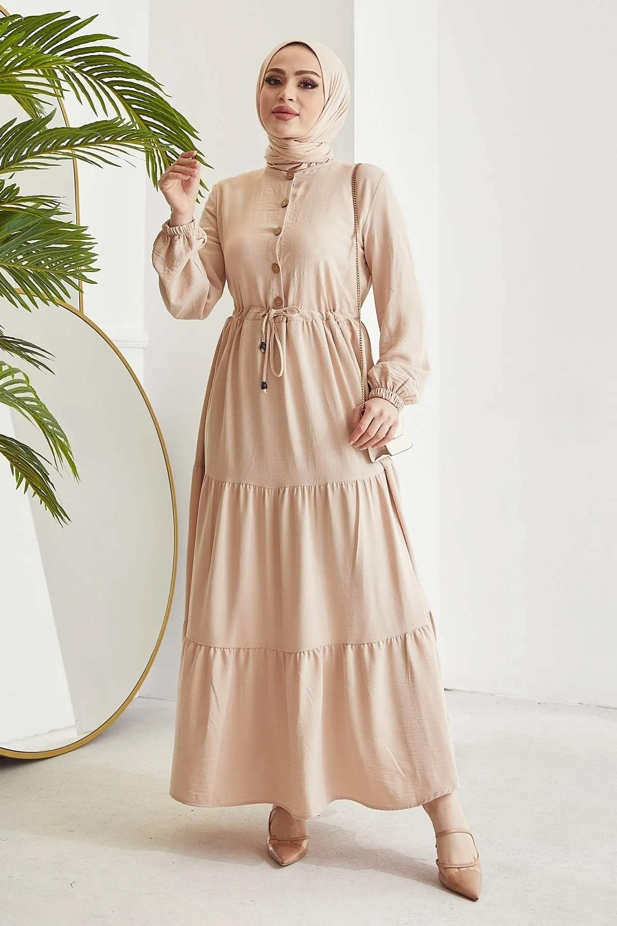 InStyle  Pamela Ayrobin Hijab-Kleid mit Knöpfen – Beige