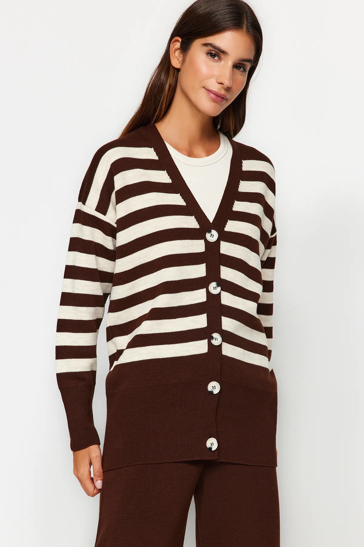 Trendyol Modest  Dunkelbraunes Jacquard-Strickjacke-Set mit Knopfleiste, gestreifter Hose und Oberteil sowie Unterteil TCTAW24US00054