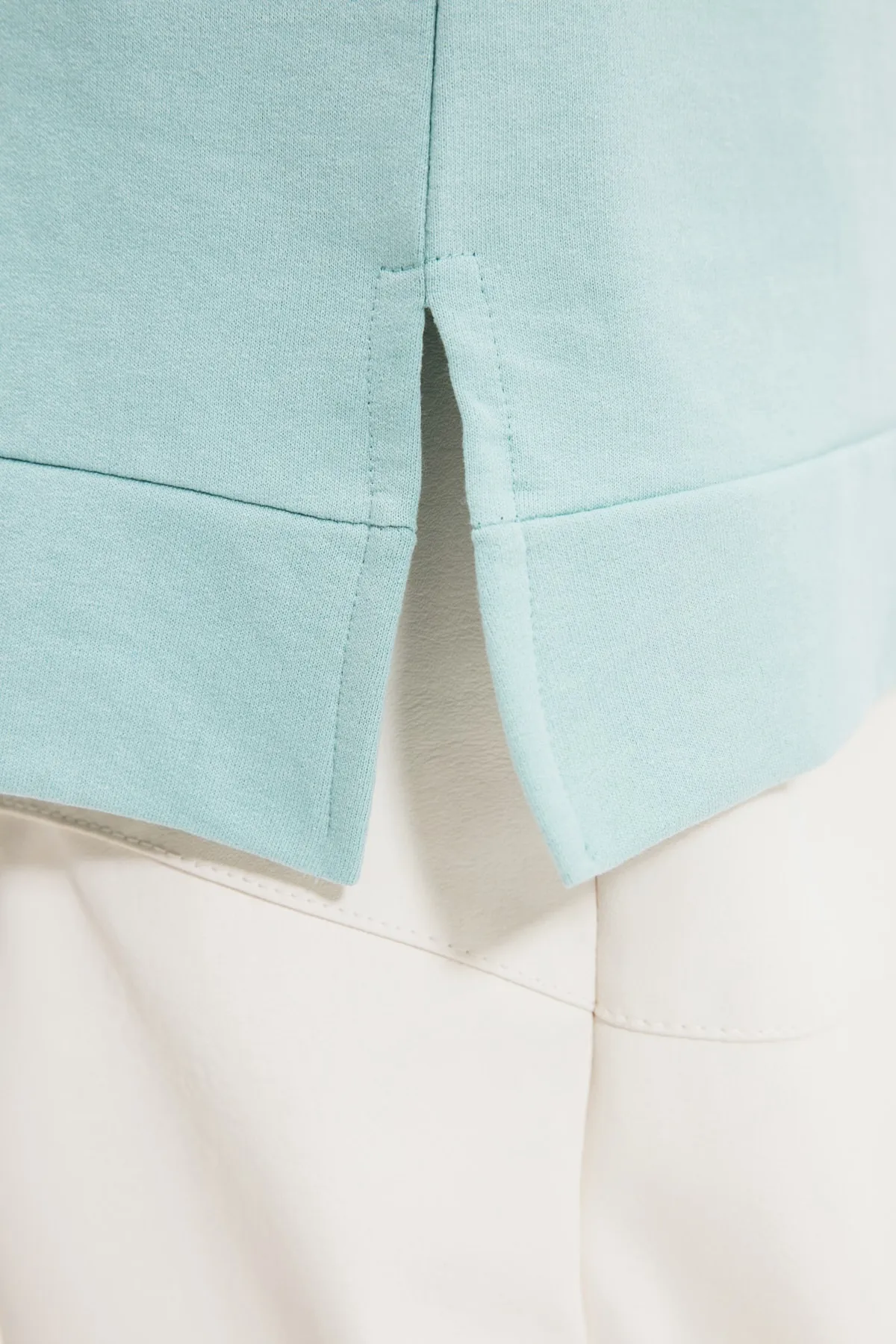 Trendyol Modest  Wassergrünes Basic-Strick-Sweatshirt mit Rundhalsausschnitt und Schlitz und detailliertem Ausschnitt TCTAW22TW0138
