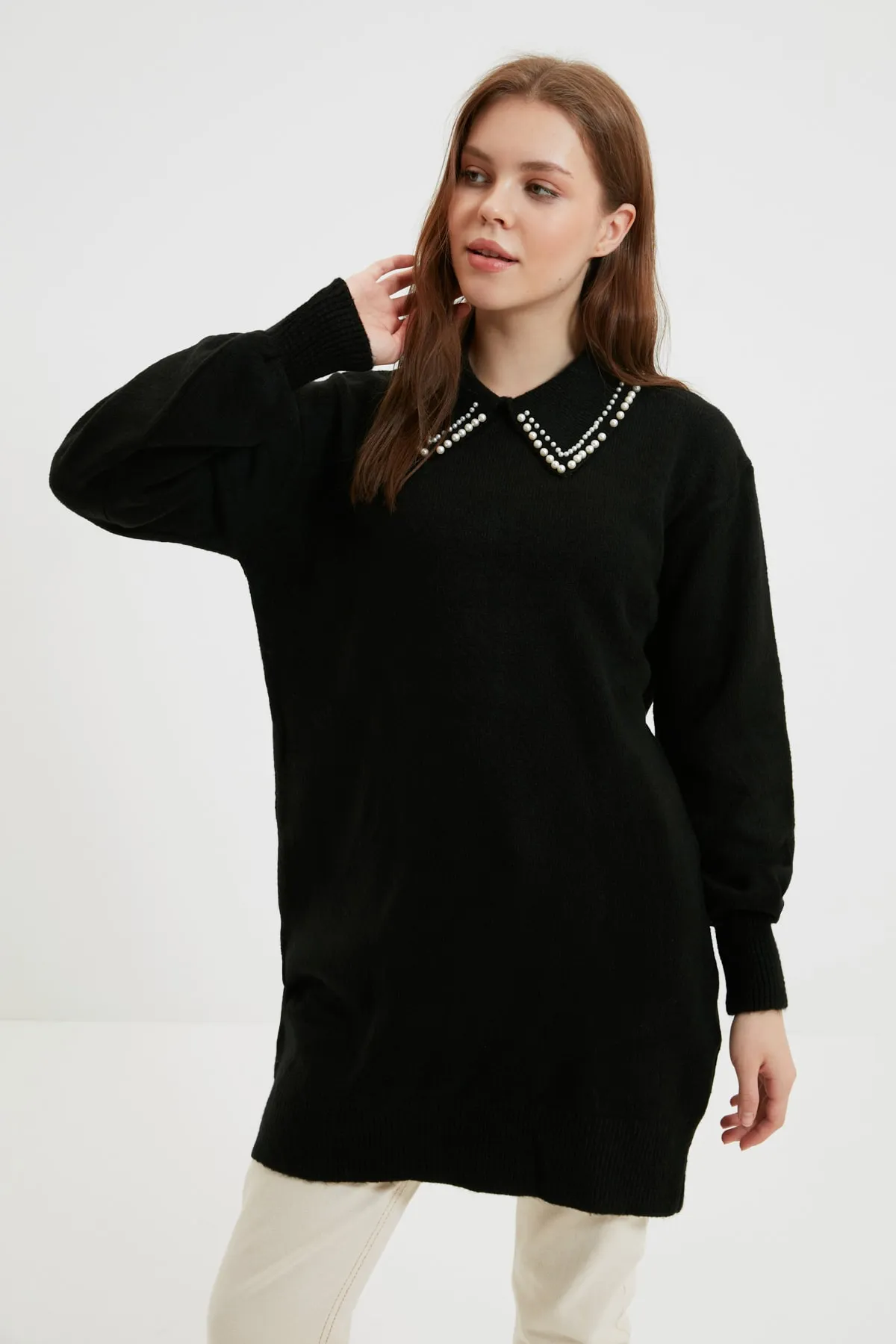 Trendyol Modest  Schwarzer, weicher Strickpullover mit Perlenmuster und Babykragen TCTAW22AK0238