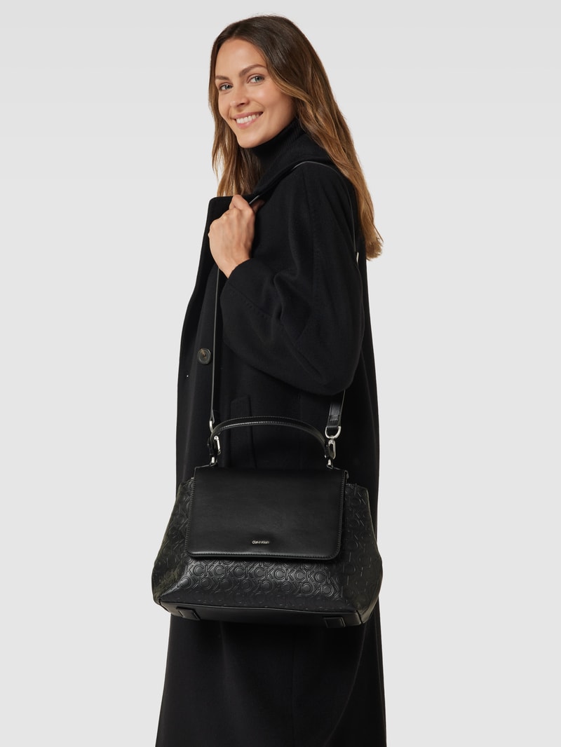 Handtasche mit verstellbarem Schulterriemen in schwarz