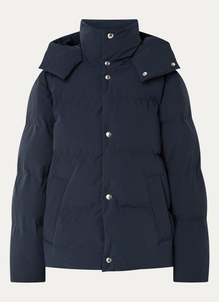 Jaqueta puffer Sandro com capuz e bolsos laterais.