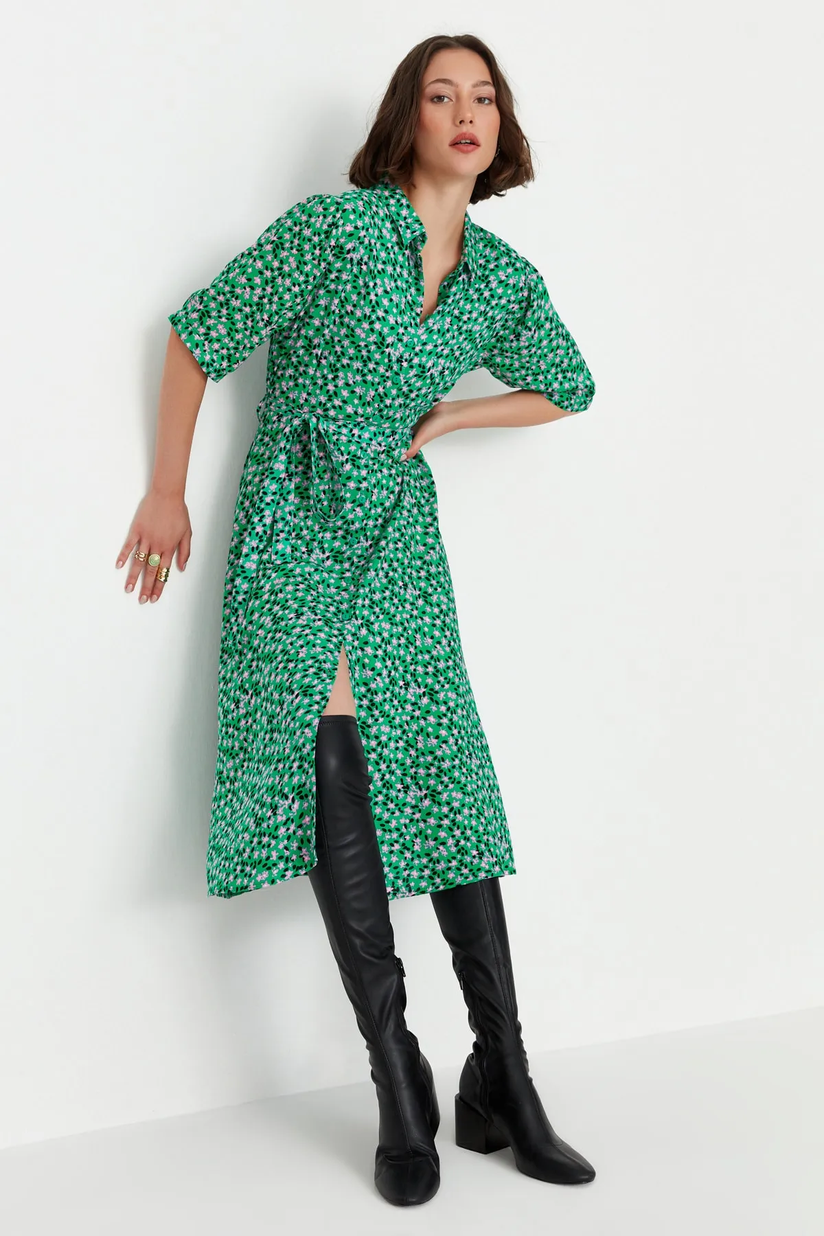 Trendyol Collection  Grünes, gewebtes Midi-Hemdkleid mit Gürtel und Blumenmuster TWOSS20EL1559