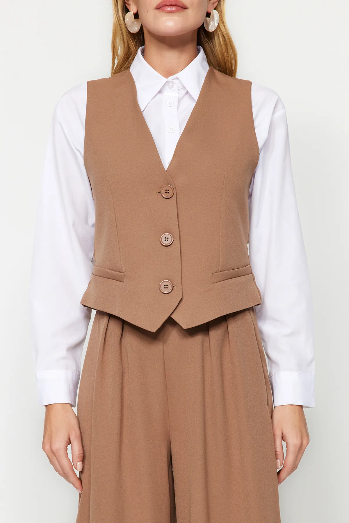 Trendyol Modest  Kamelfarbenes Set aus Weste und Hose aus gewebtem Oberteil und Unterteil TCTAW24US00066