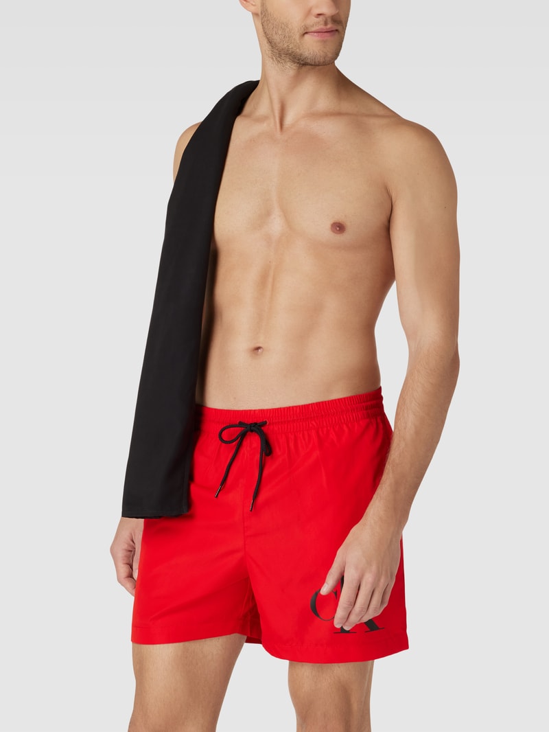 Badehose und Strandtuch im Set in rot