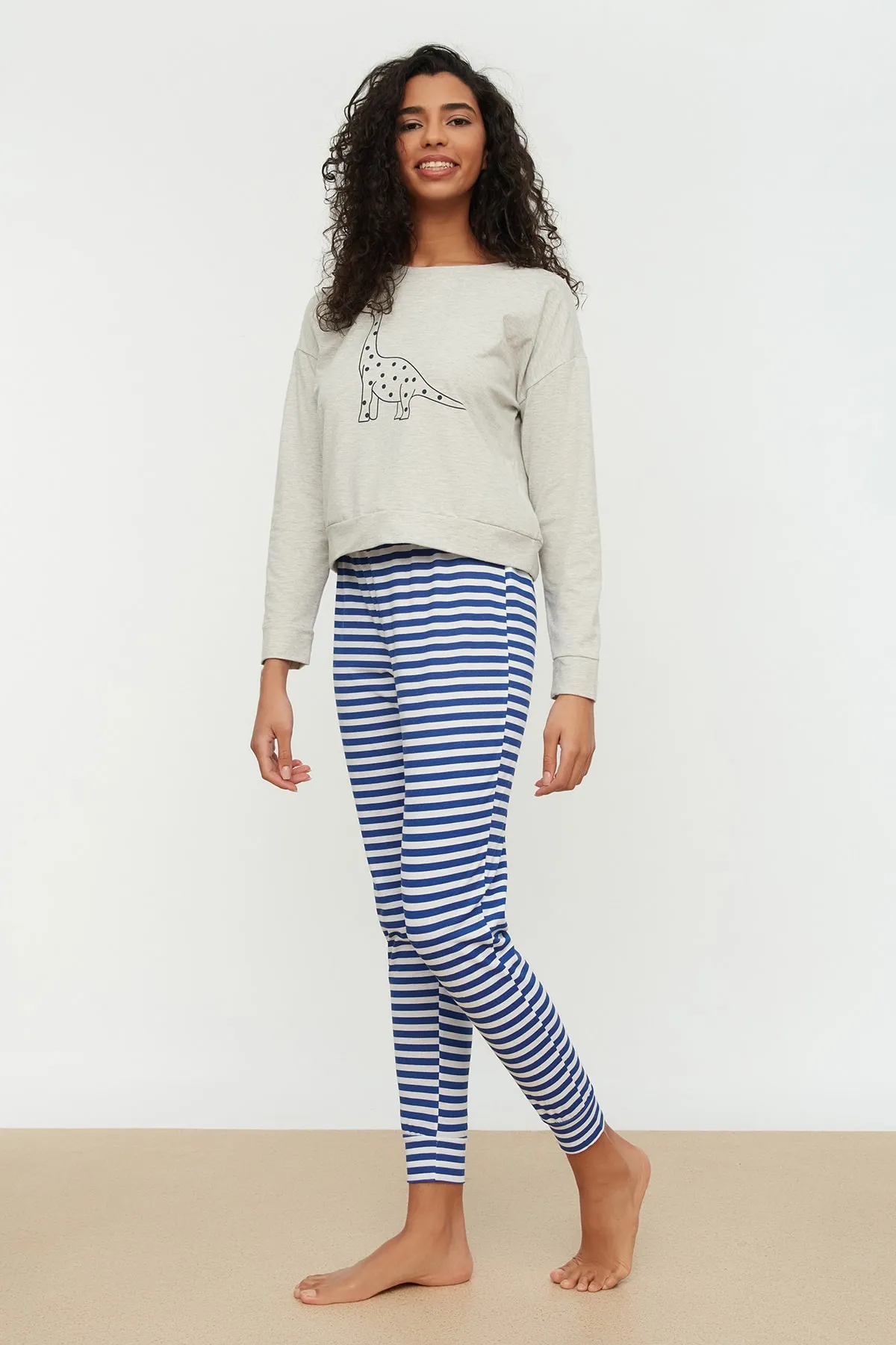 Trendyol Collection  Mehrfarbiges, bedrucktes T-Shirt-Jogger-Pyjama-Set aus 100 % Baumwolle mit Strickmuster THMAW21PT0240
