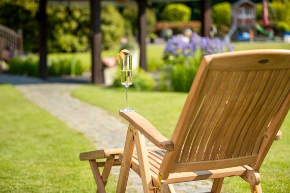 Kai Wiechmann Fußhocker Premium Teak Fußbank 50 x 42 cm als wetterfester Holzhocker, verstellbare und unbehandelte Fußstütze aus Teak