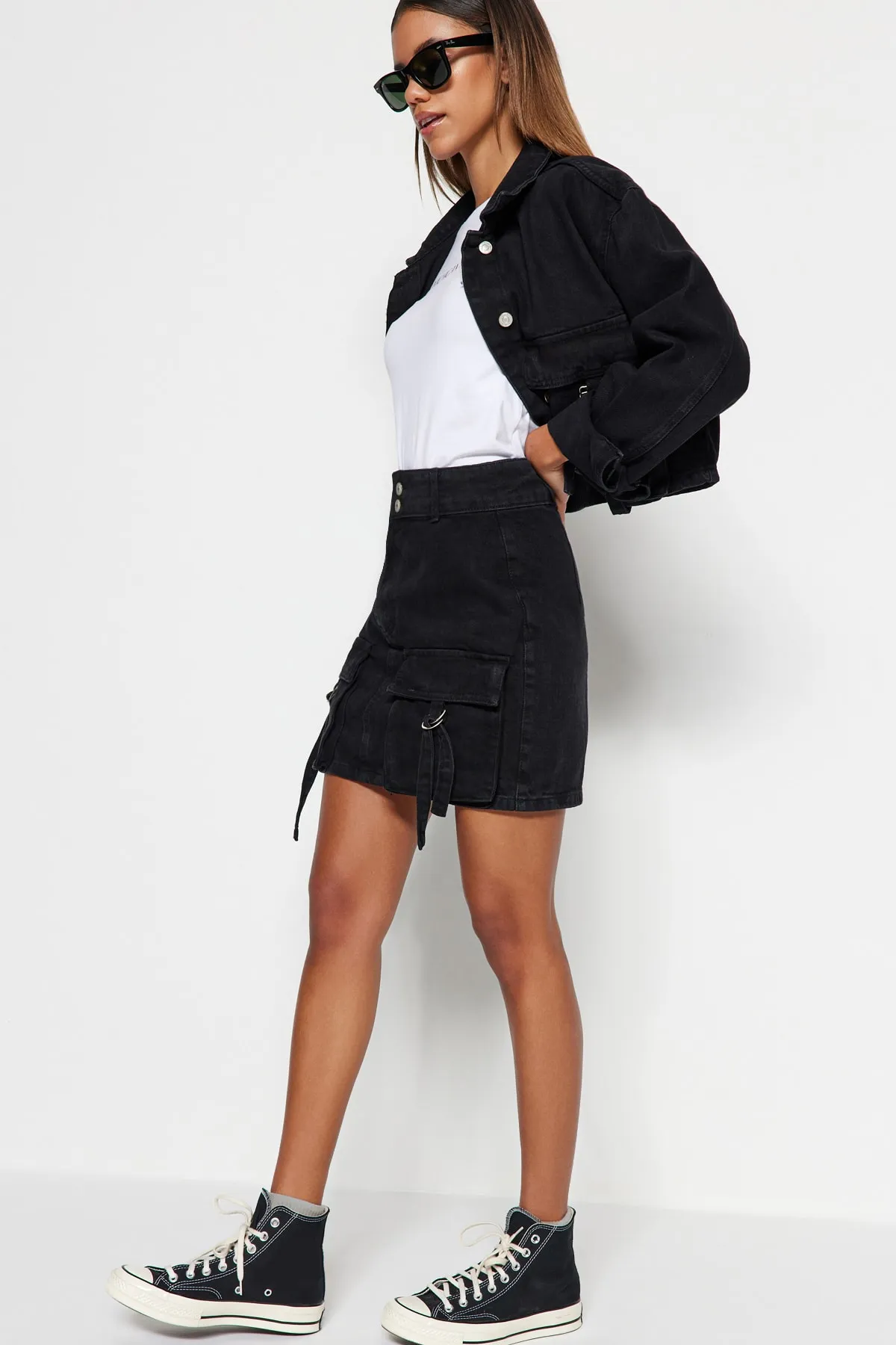 Trendyol Collection  Schwarzer High Waist Mini-Jeansrock mit Cargo-Taschendetail TWOSS23ET00112