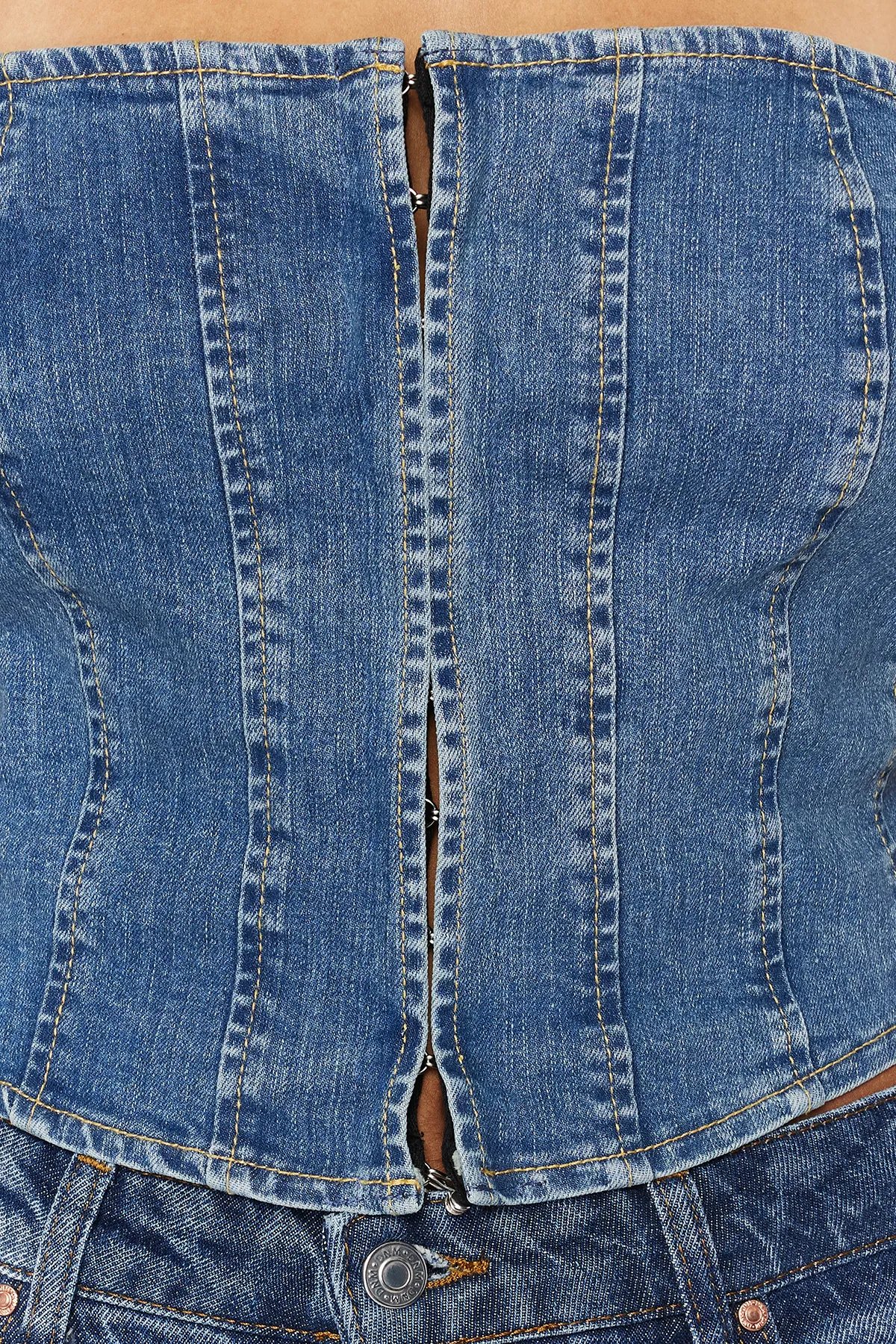 Trendyol Collection  Dunkelblaues, detailliertes, trägerloses Denim-Bustier mit Nähten TWOSS24BS00009