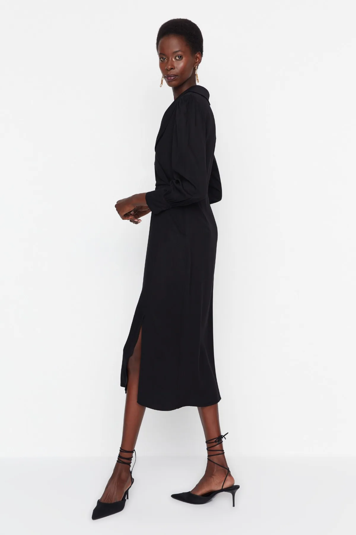 Trendyol Collection  Schwarzes, zweireihiges, gewebtes Kleid mit Kragen TWOAW21EL0230