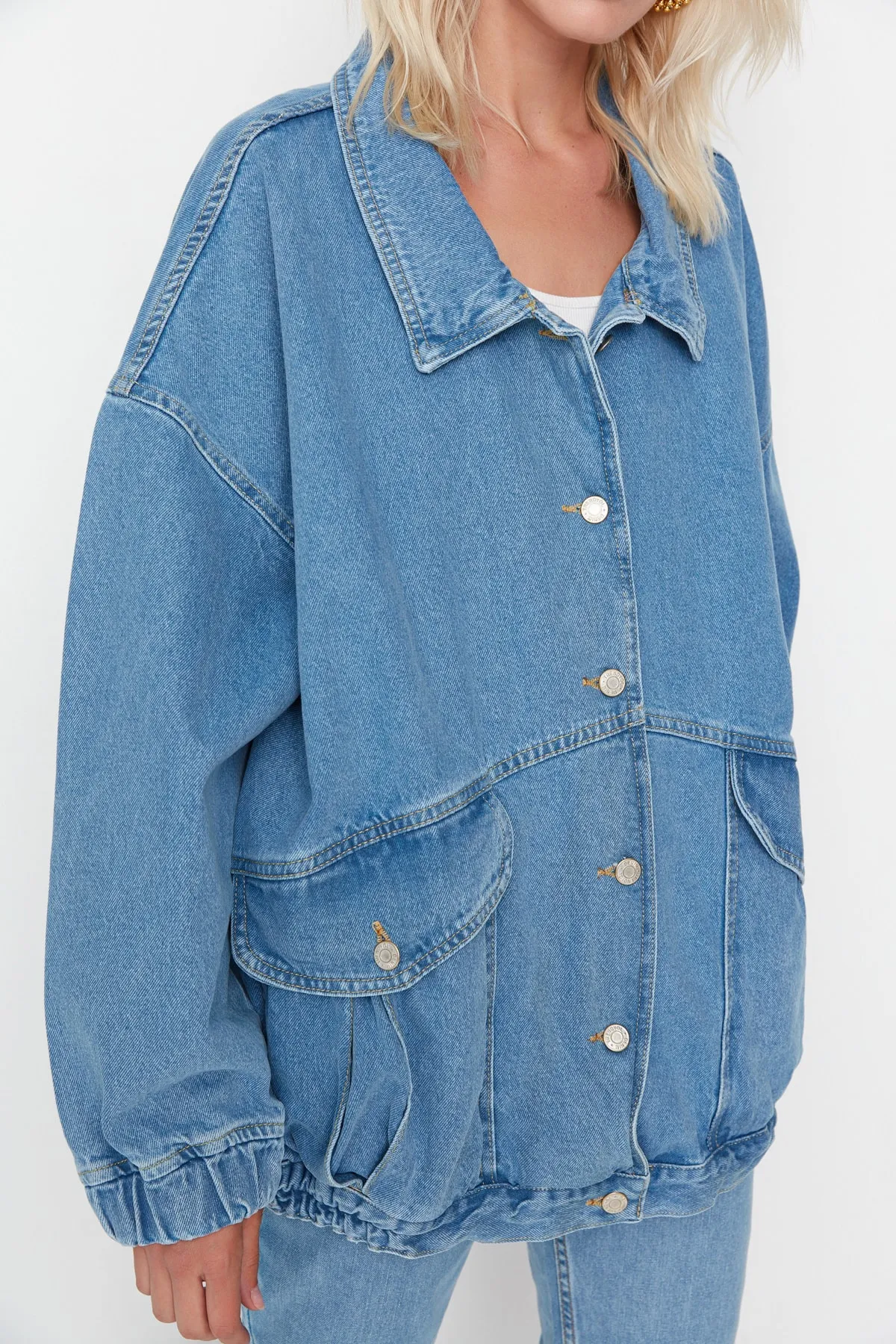Trendyol Collection  Blaue Oversize-Jeansjacke mit Taschendetail TWOSS21CE0289