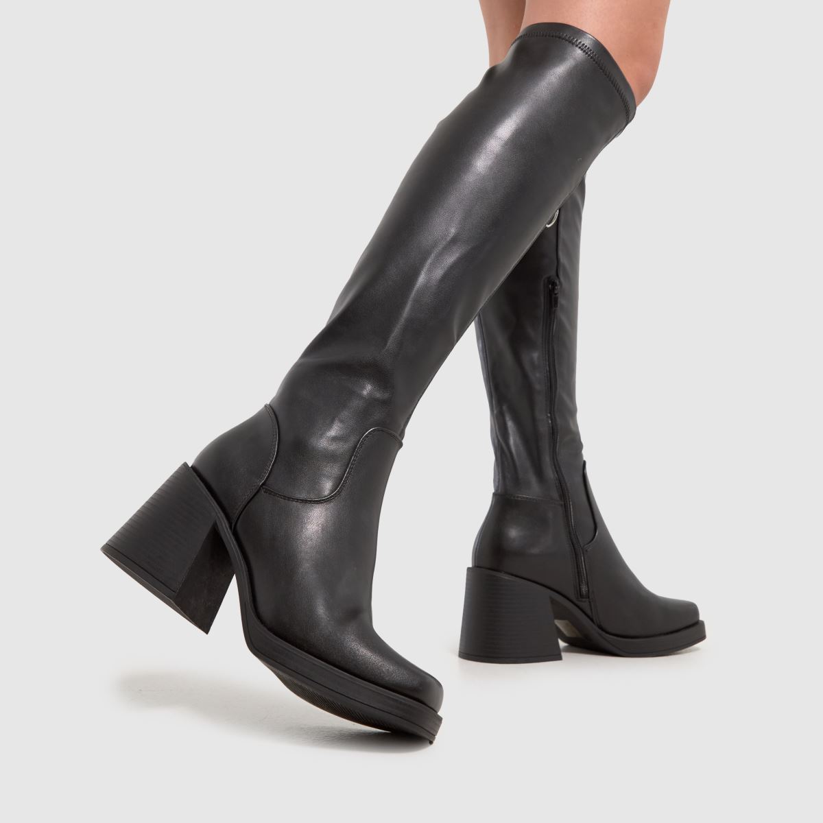 Schuh – Danielle – Svarta platåkängor med knähöga ben