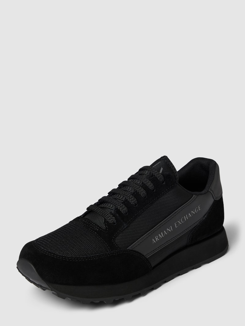 Sneaker mit Label-Detail in schwarz