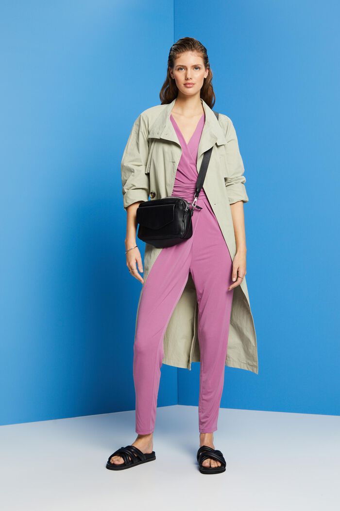 Ärmelloser Jumpsuit mit Ausschnitt in Wickel-Optik