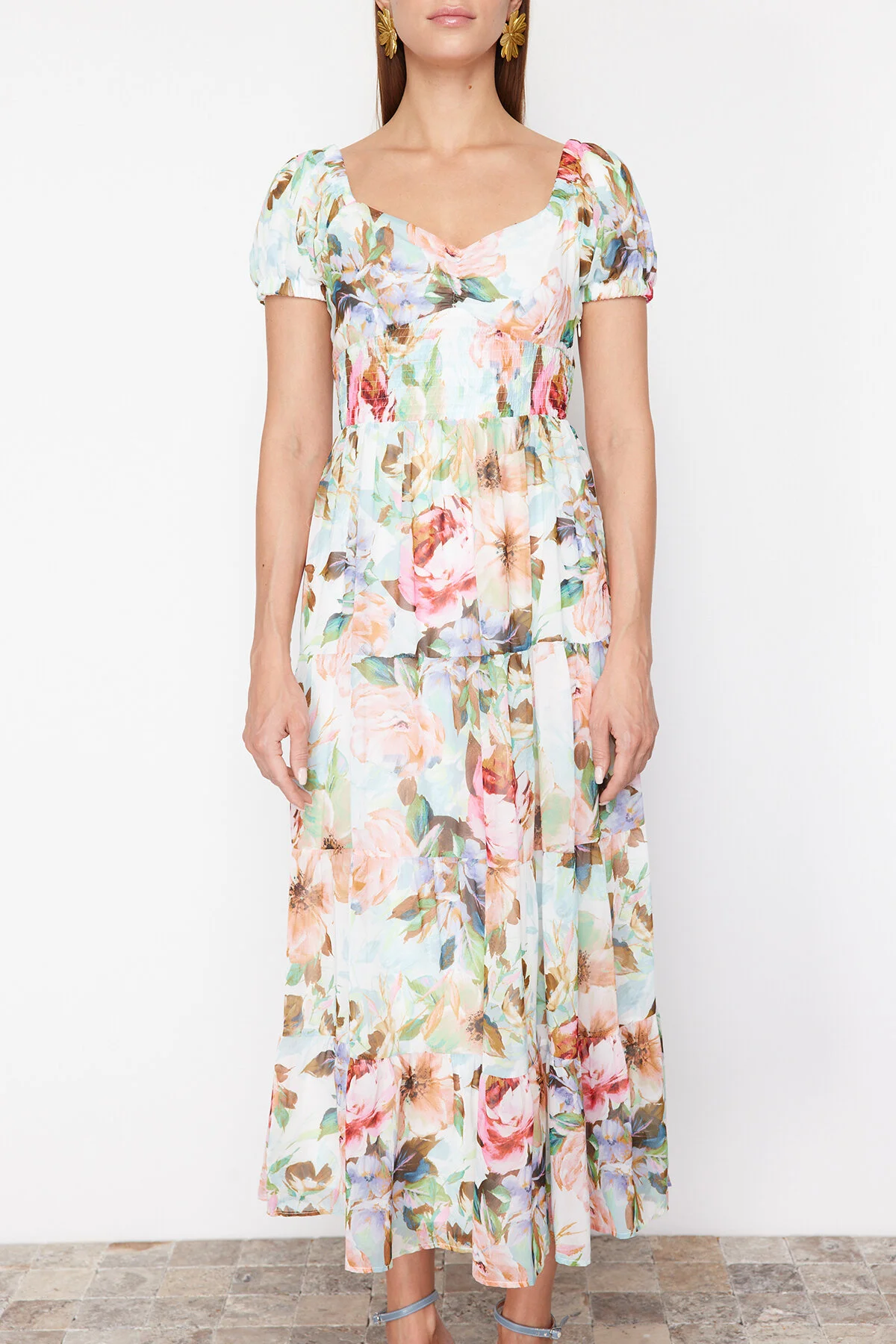 Trendyol Collection  A-Linien-Maxi-Chiffonkleid mit Gipe-Detail - Rosa Blumenmuster, gefüttert TWOSS24EL00807