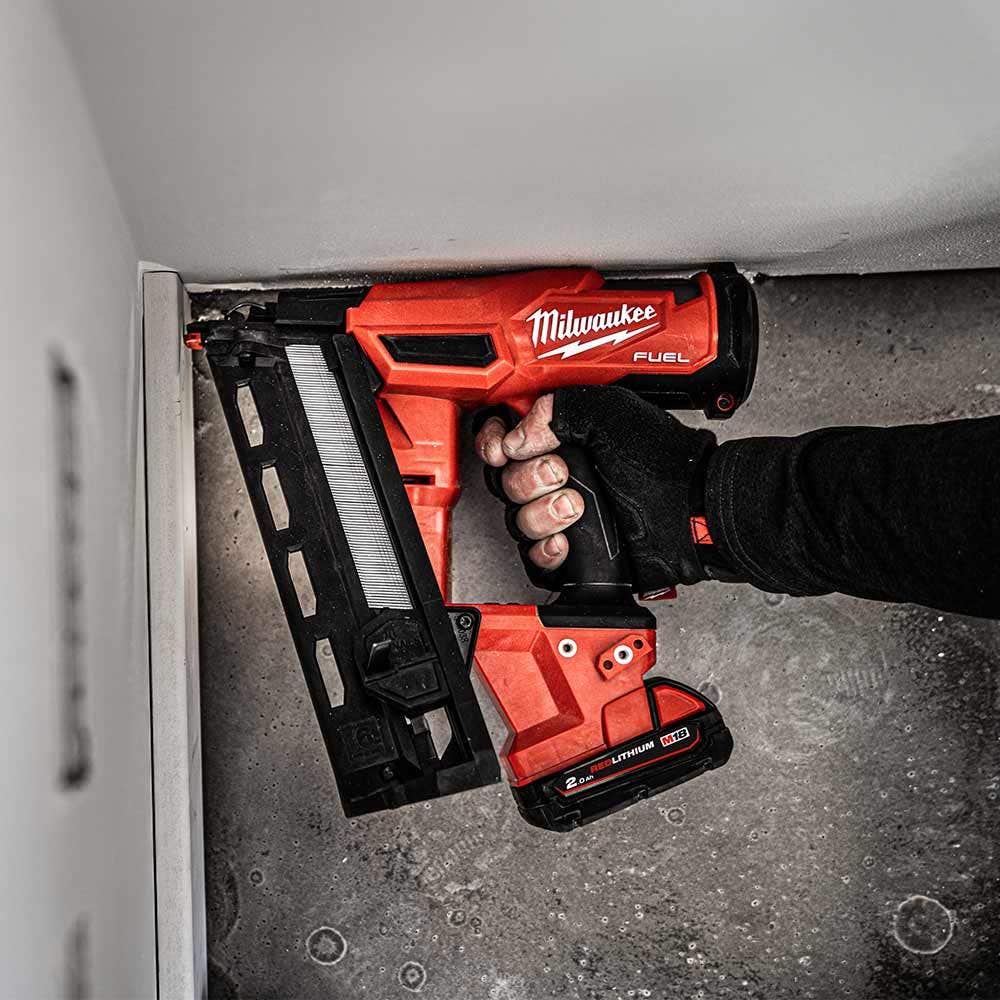 Pregador pneumático de acabamento Milwaukee Fuel 18V, calibre 16, ângulo reto de 20 graus, modelo M18FN16GA-0C