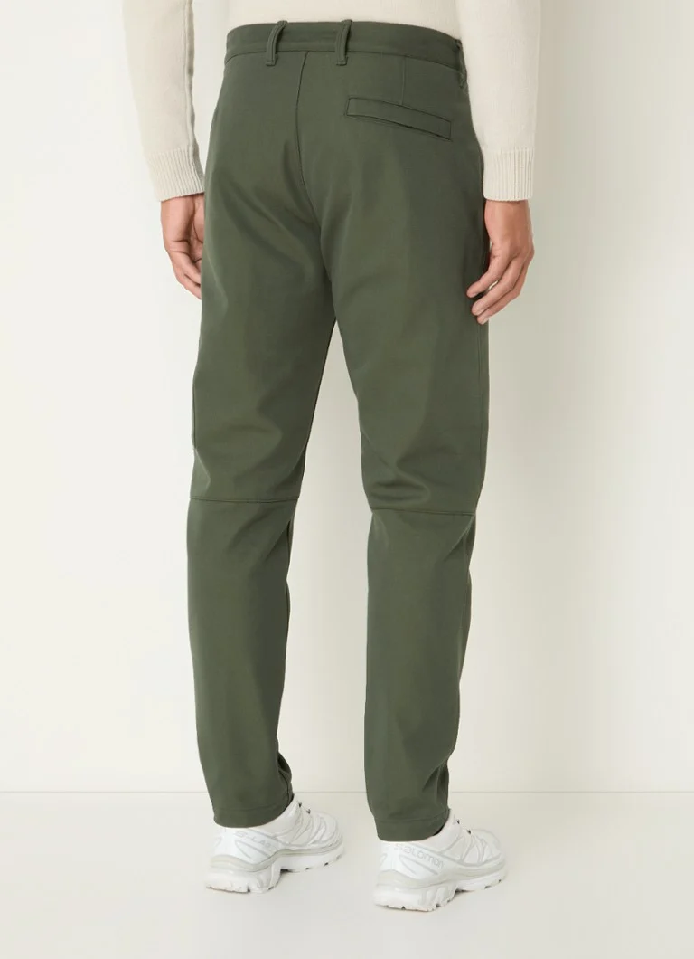 Pantaloni Stone Island 32503 slim fit, cu logo și buzunare cu fermoar.
