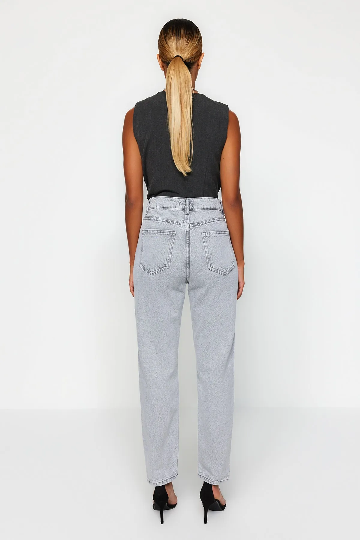 Trendyol Collection  Graue Mom-Jeans mit hoher Taille TWOAW22JE0945