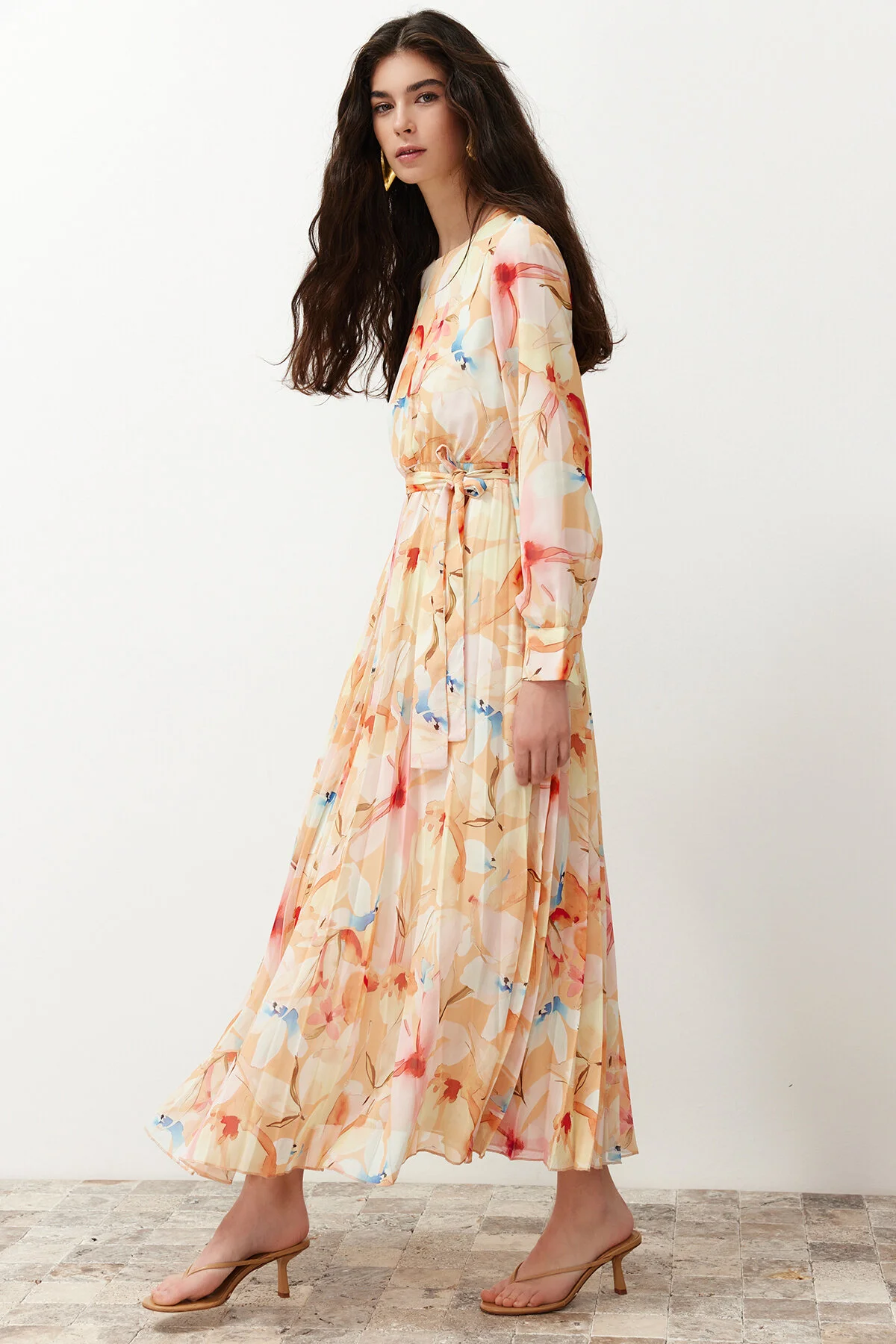 Trendyol Modest  Kleid aus gewebtem Chiffon mit mehrfarbiger Blumenschärpe, gefüttert und plissiert TCTSS24EB00151