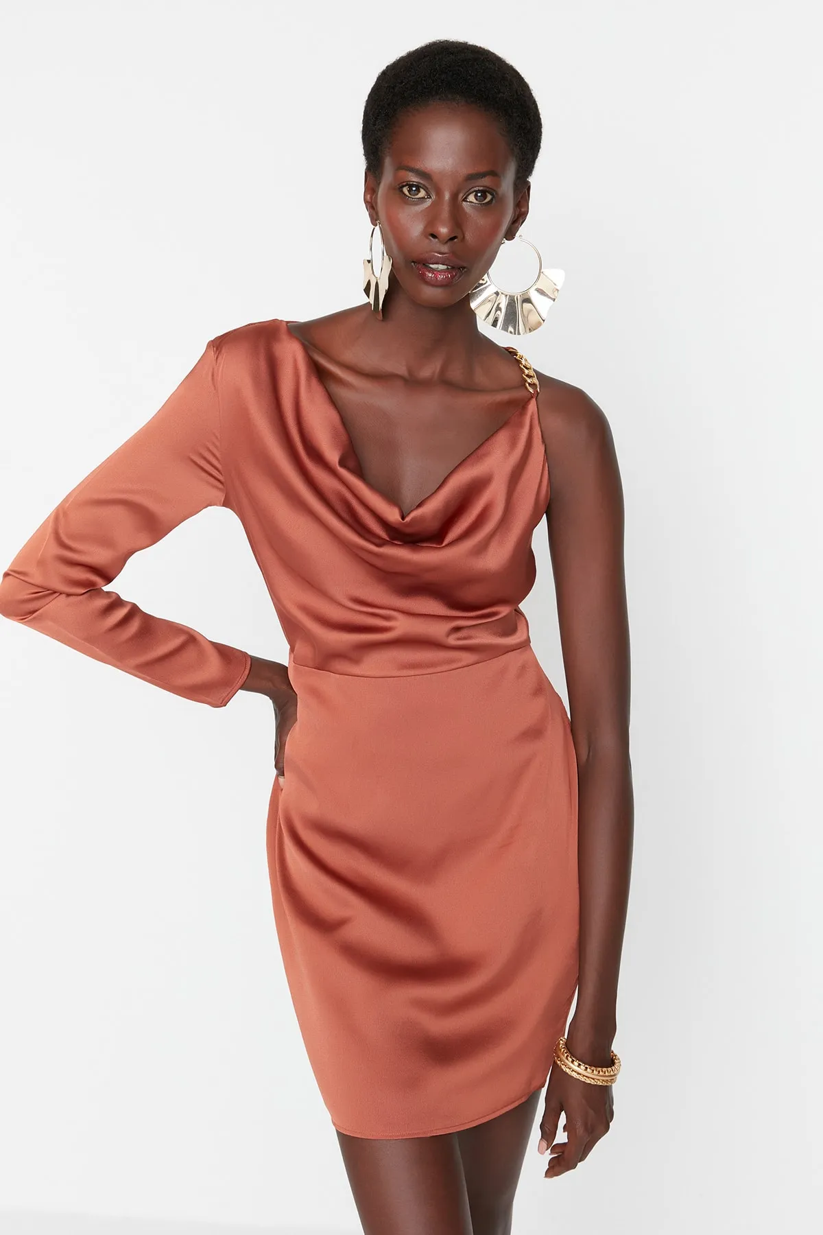 Trendyol Collection  Elegantes Abendkleid mit zimtfarbenem Satin-Schulterdetail TPRAW23EL00263