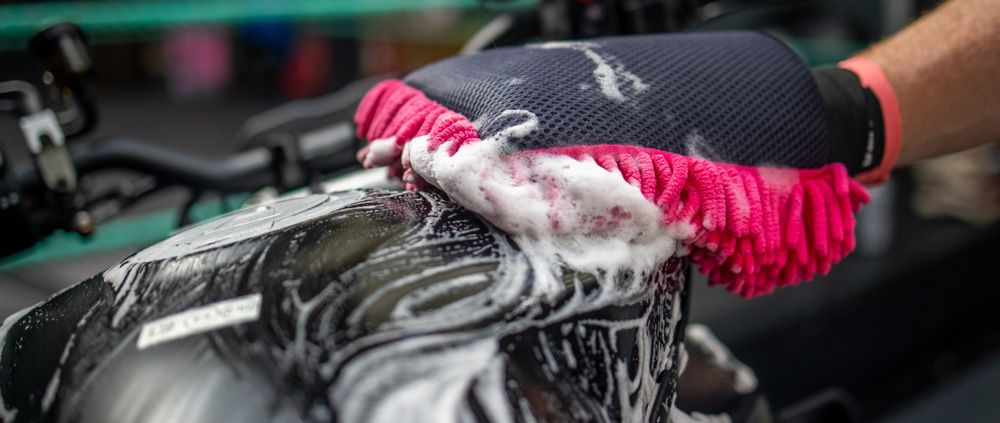 Muc-Off 2-in-1 Microfibre Wash Mitt Reinigungshandschuh kaufen | Bike-Discount