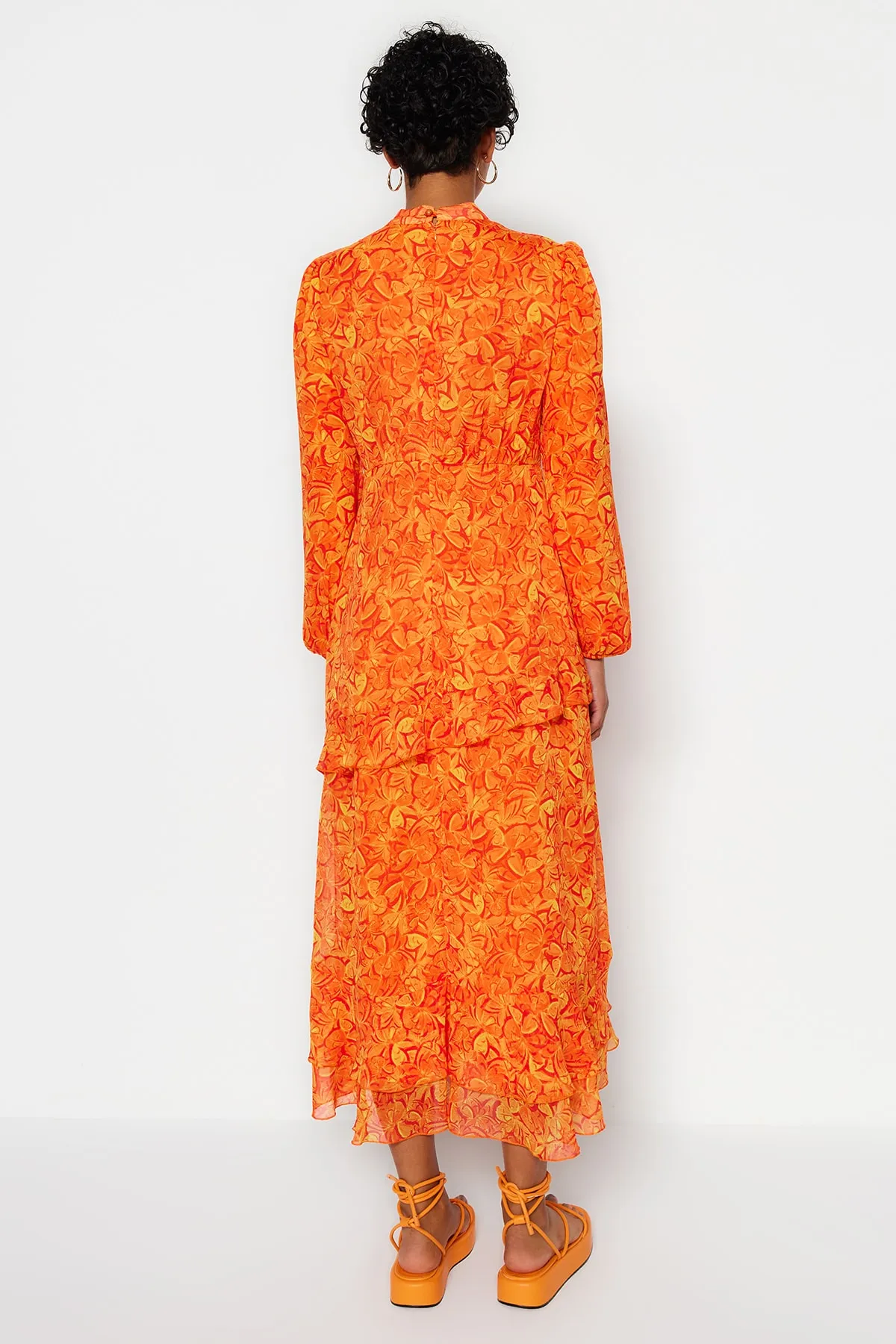 Trendyol Modest  Orangefarbenes Kleid aus gewebtem Chiffon mit Blumenrock, Rüschenfutter TCTSS23EB00160