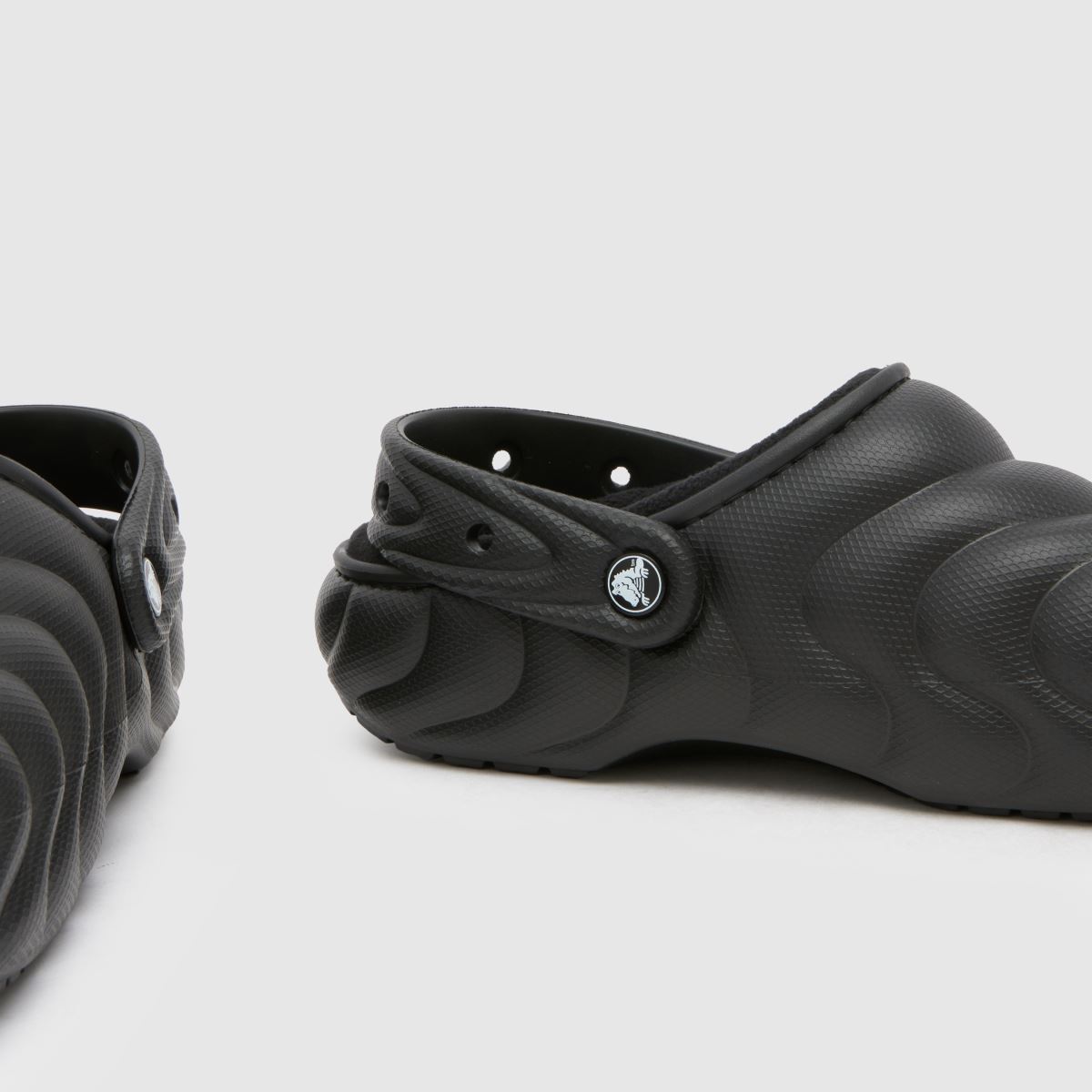 Crocs – Svarta klassiska fodrade träsandaler med puffmönster