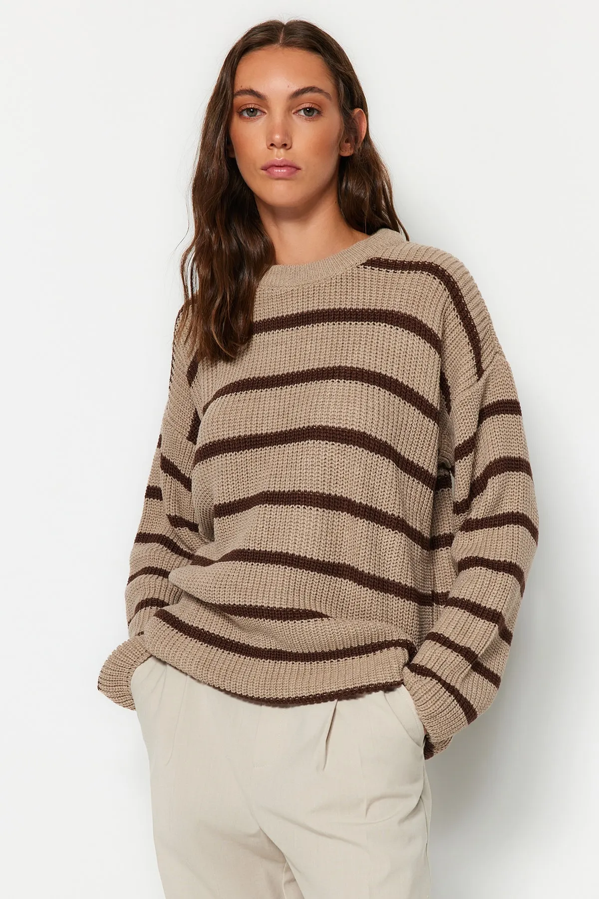 Trendyol Collection  Beiger Strickpullover mit Streifen in weiter Passform TWOAW23KZ00720