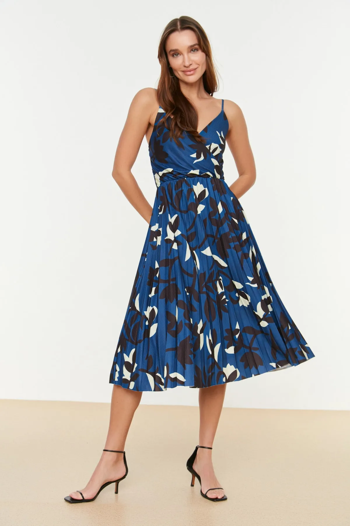 Trendyol Collection  Mehrfarbiges, floral gemustertes, zweireihiges, flexibles Midi-Strickkleid mit plissierten Trägern und Taille TWOSS20EL2729