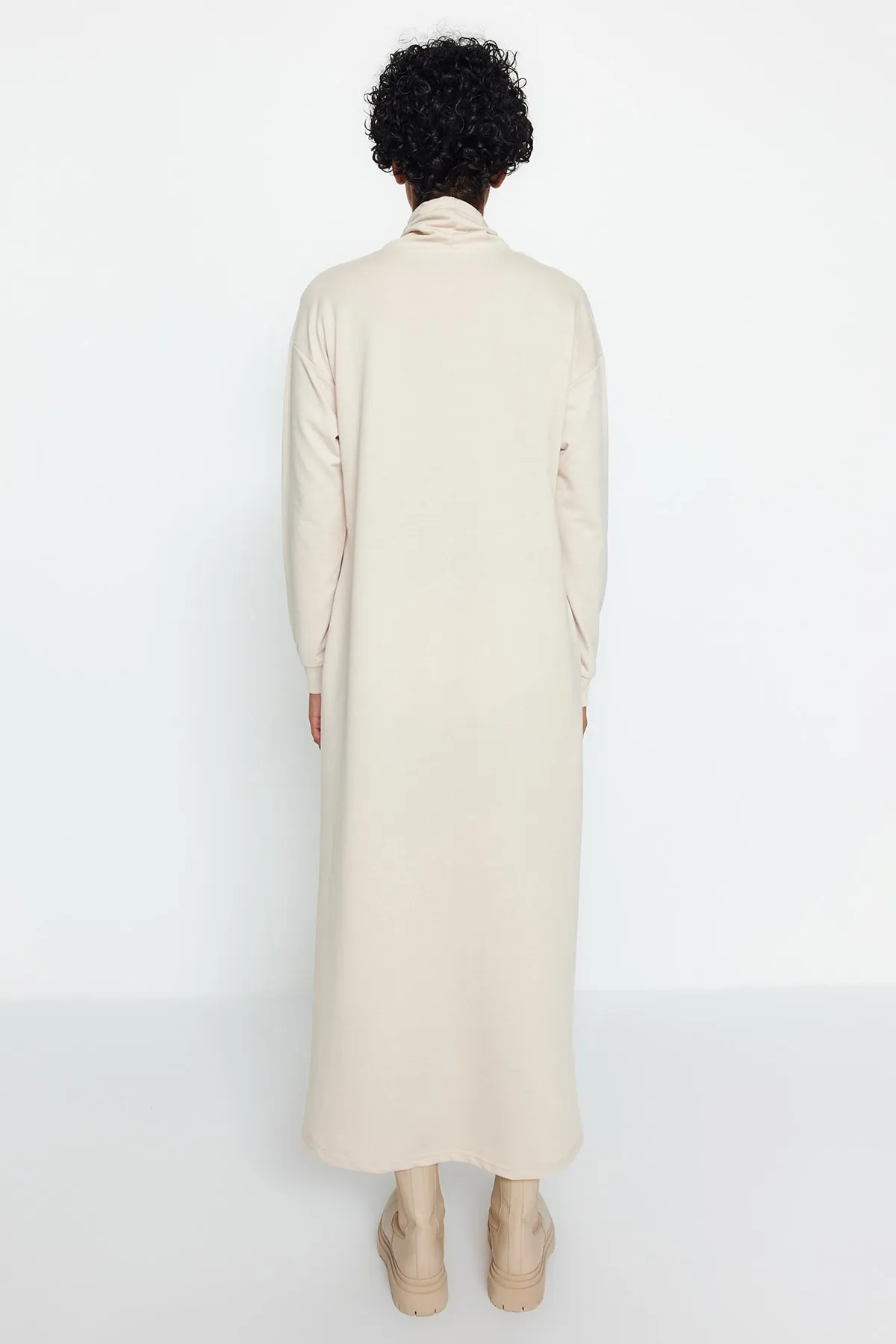 Trendyol Modest  Beiges Maxi-Strickkleid mit Degaje-Kragen und Spitzendetail TCTSS22EB0132
