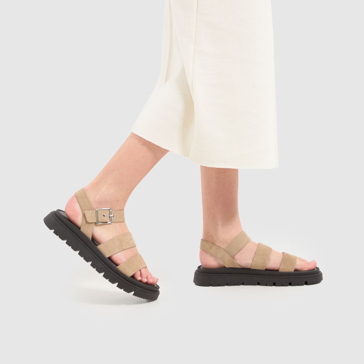 Schuh Tina – Grova, taupefärgade sandaler i mocka med rem